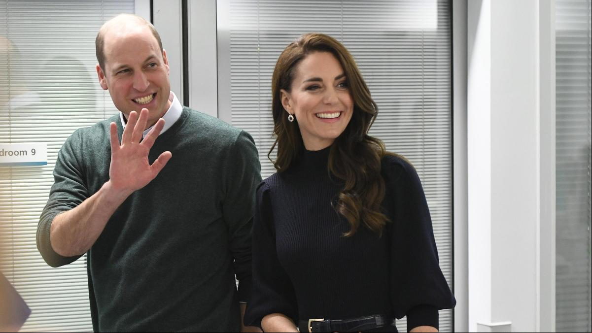 El príncipe Guillermo refuerza su apoyo a Kate Middleton con una visita al hospital de su infancia