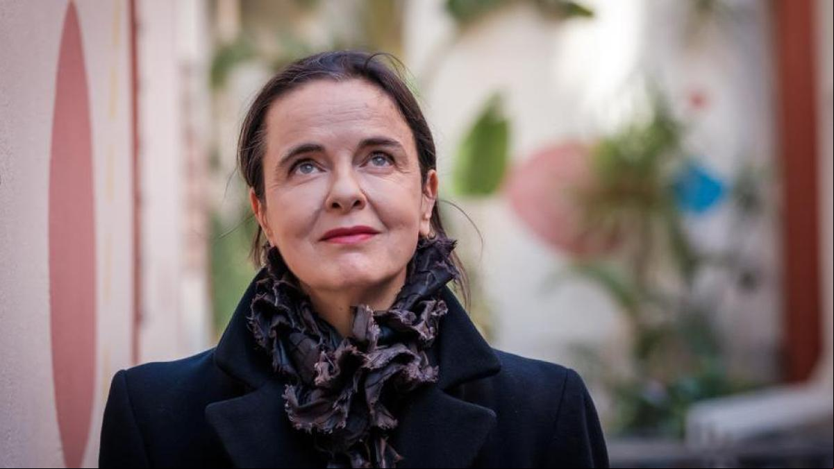 Amélie Nothomb: “Nunca he hablado tanto con mi padre como después de su muerte”