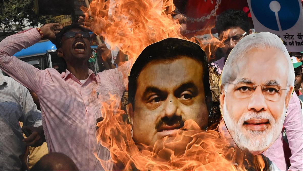 El magnate Adani respira algo tras hundirse su imperio en bolsa