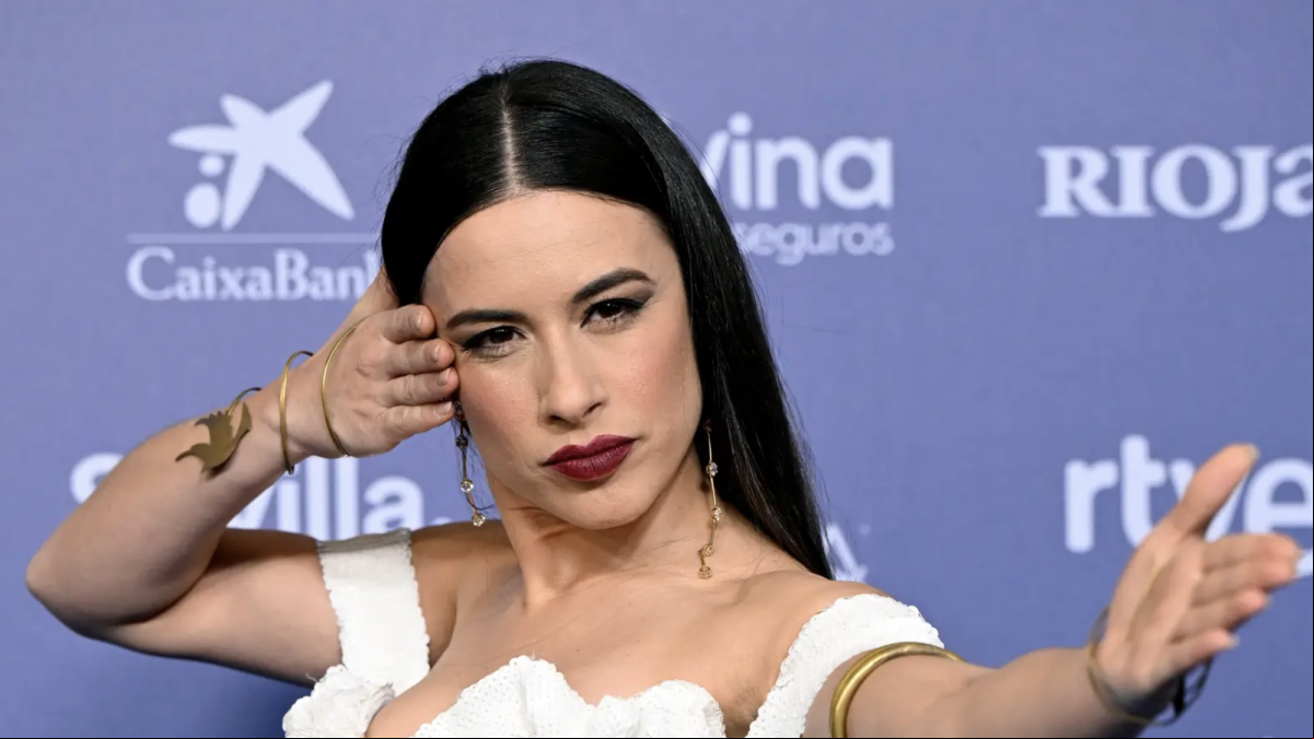 Blanca Paloma pisa fuerte la alfombra de los Goya entonando a capela el EaEa