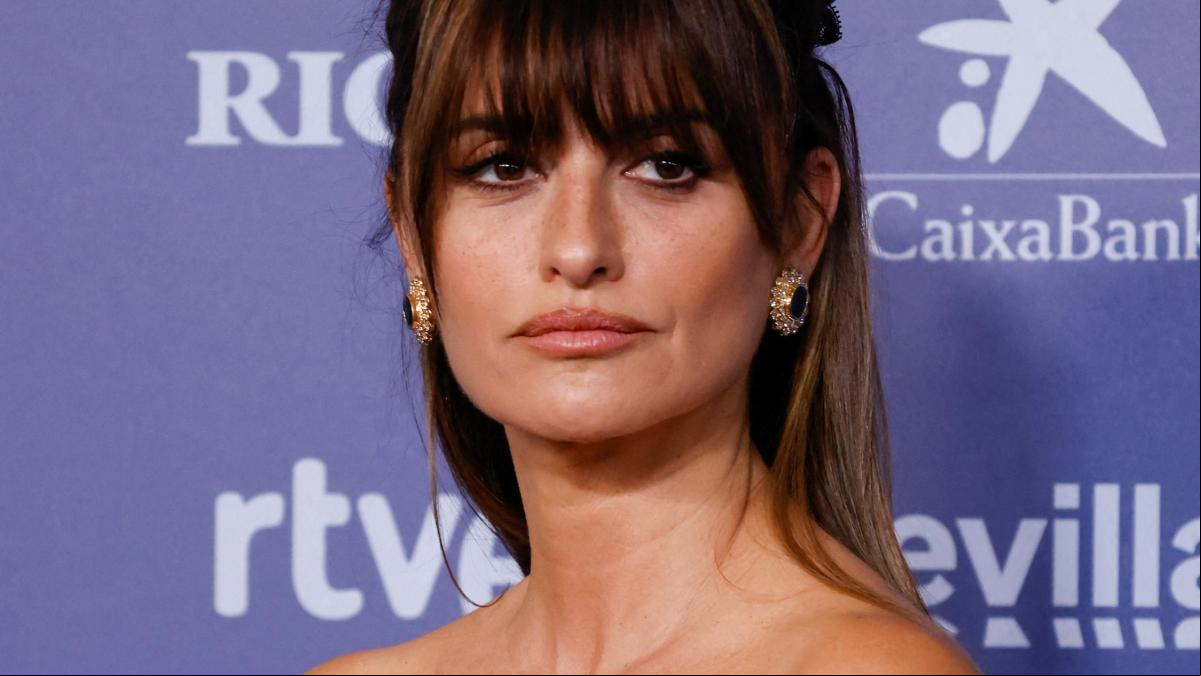 La reina de las alfombras rojas: Penélope Cruz deslumbra en los Goya con un diseño encorsetado