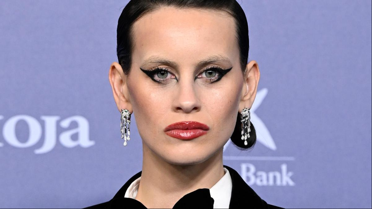 El traje más impactante de Milena Smit: “Va mejor vestida que muchos hombres”