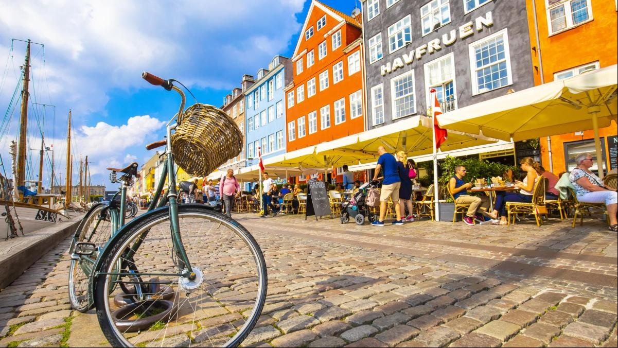 Copenhague recompensa a los turistas por tirar basura a la papelera o ir en bicicleta