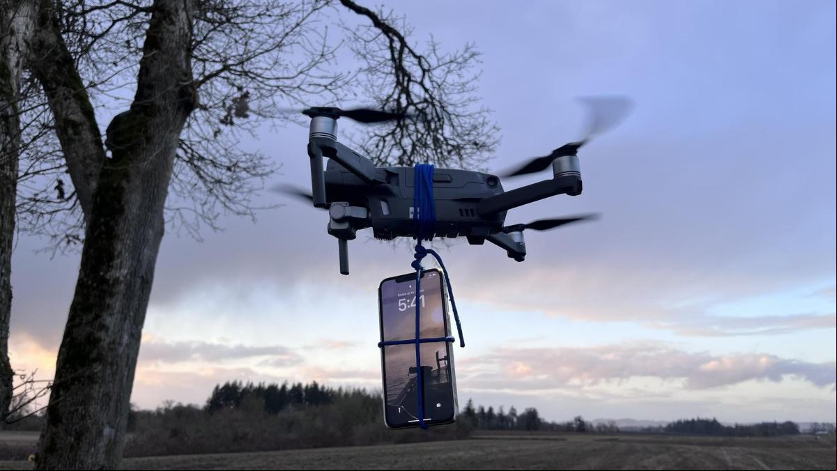 Atando su móvil a un dron: así consiguió salvar dos vidas durante una tormenta de nieve