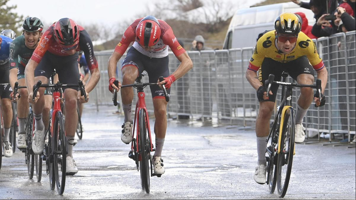 Roglic se aprovecha del ataque de Enric Mas