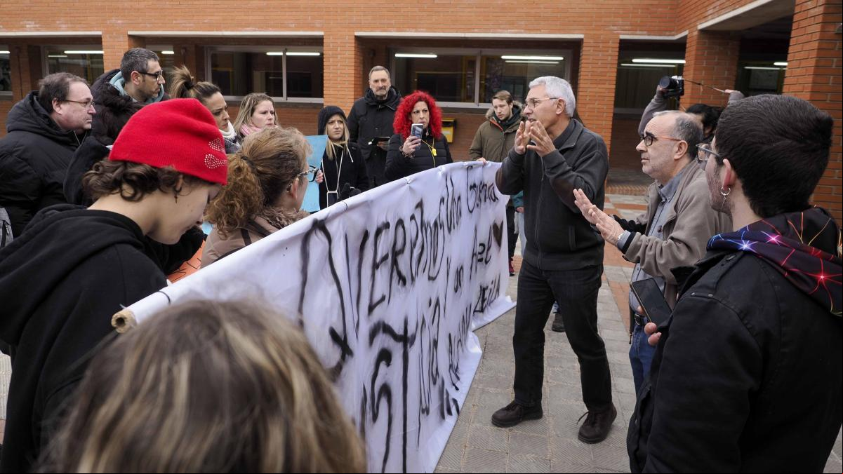 Dimite el director del instituto de las gemelas de Sallent tras el suicidio de una de ellas