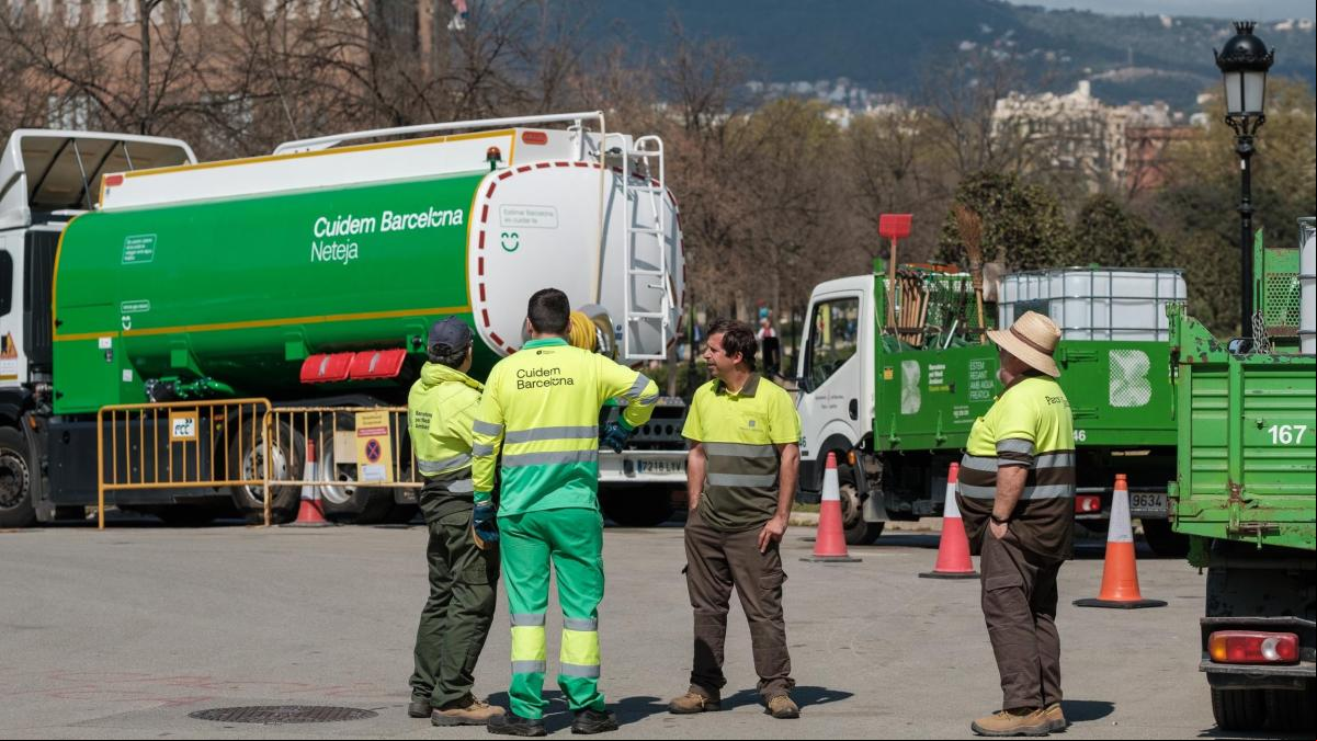 Barcelona activa camiones con agua freática para la limpieza y el riego