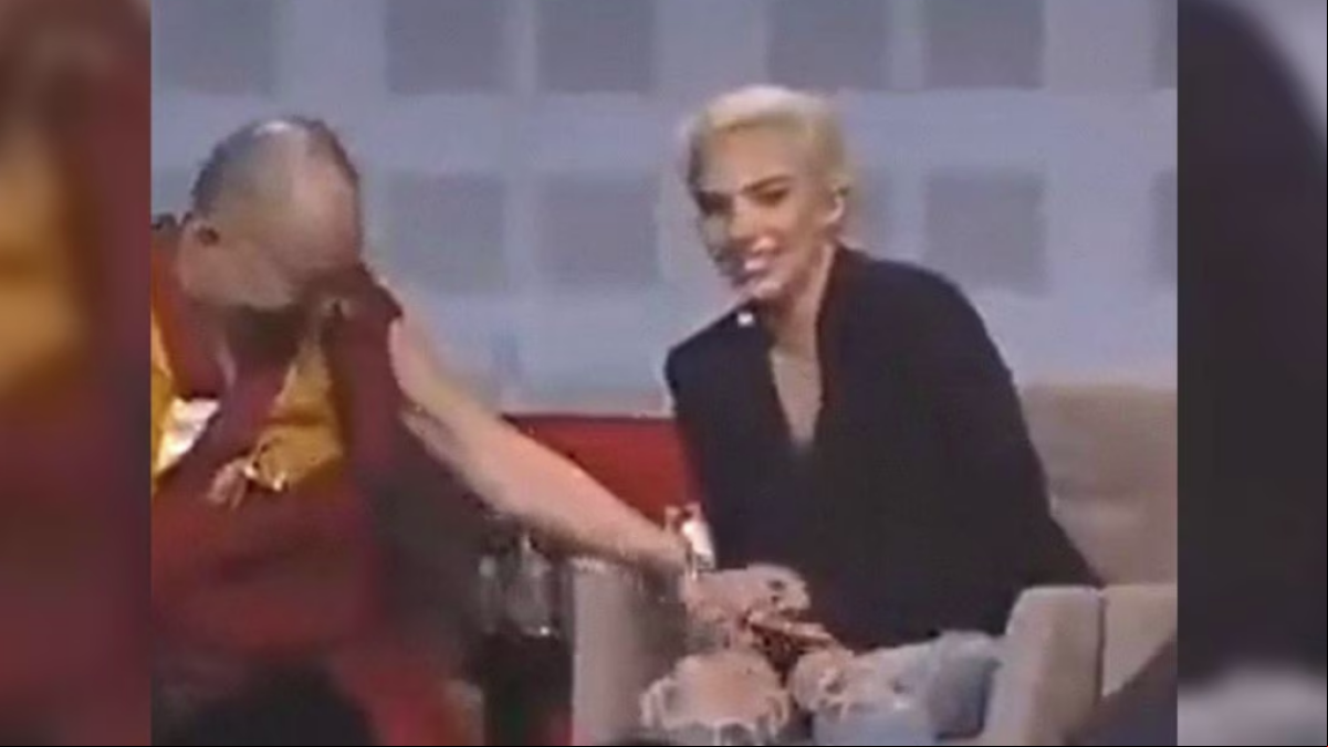 Otro escándalo del Dalái Lama: recuerdan cuando toqueteó las piernas Lady Gaga
