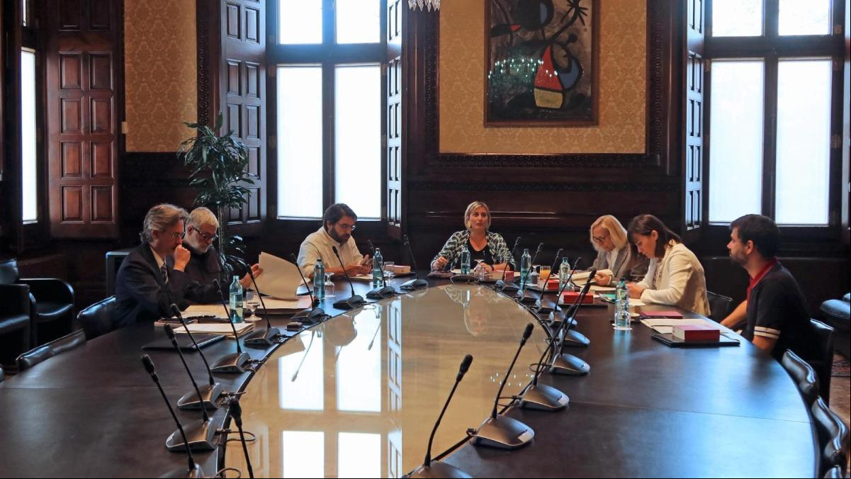 La Mesa presenta alegaciones a la Junta Electoral y aplaza la retirada del escaño de Laura Borràs