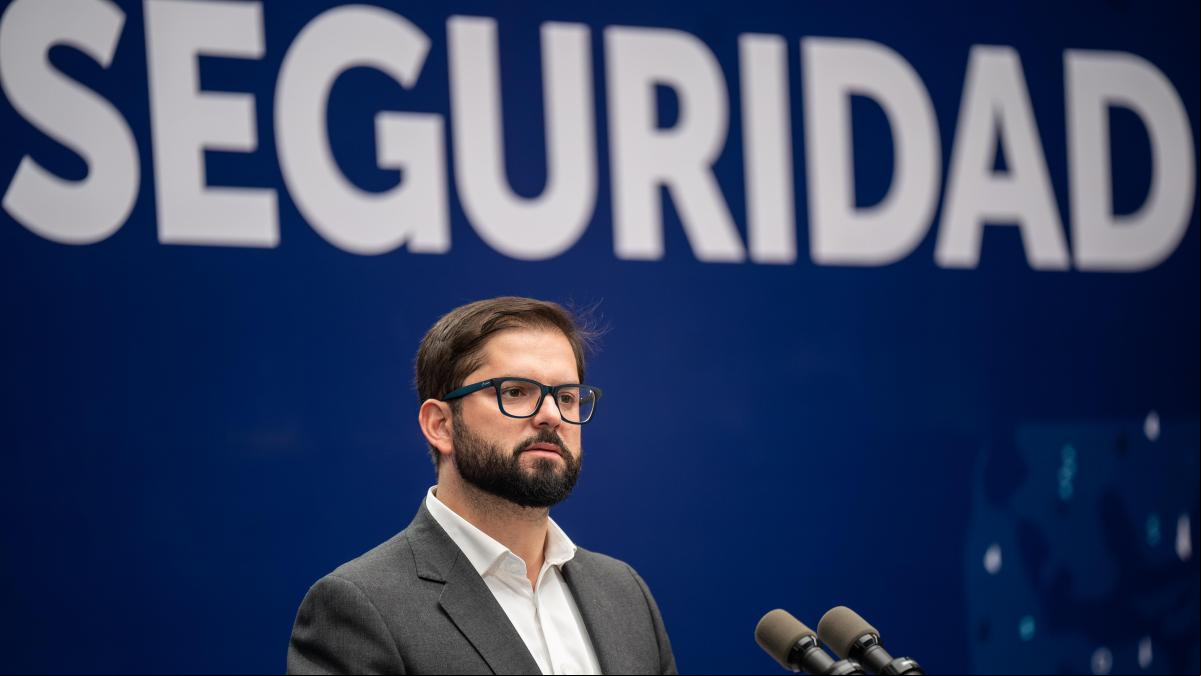 Boric, atrapado por las balas