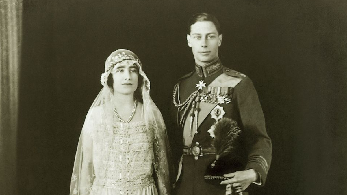 La boda transgresora de la reina madre y Jorge VI: sin tiara, vestido rompedor y nuevas tradiciones