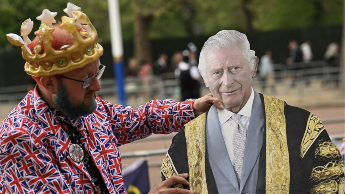 Así son los ‘royal fans’ que acampan para ver de cerca a Carlos III