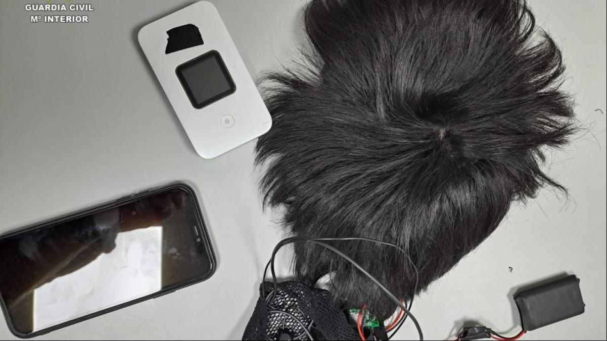Pelucas espías, móviles y pinganillos: las trampas más sorprendentes para aprobar el examen teórico del carnet de conducir