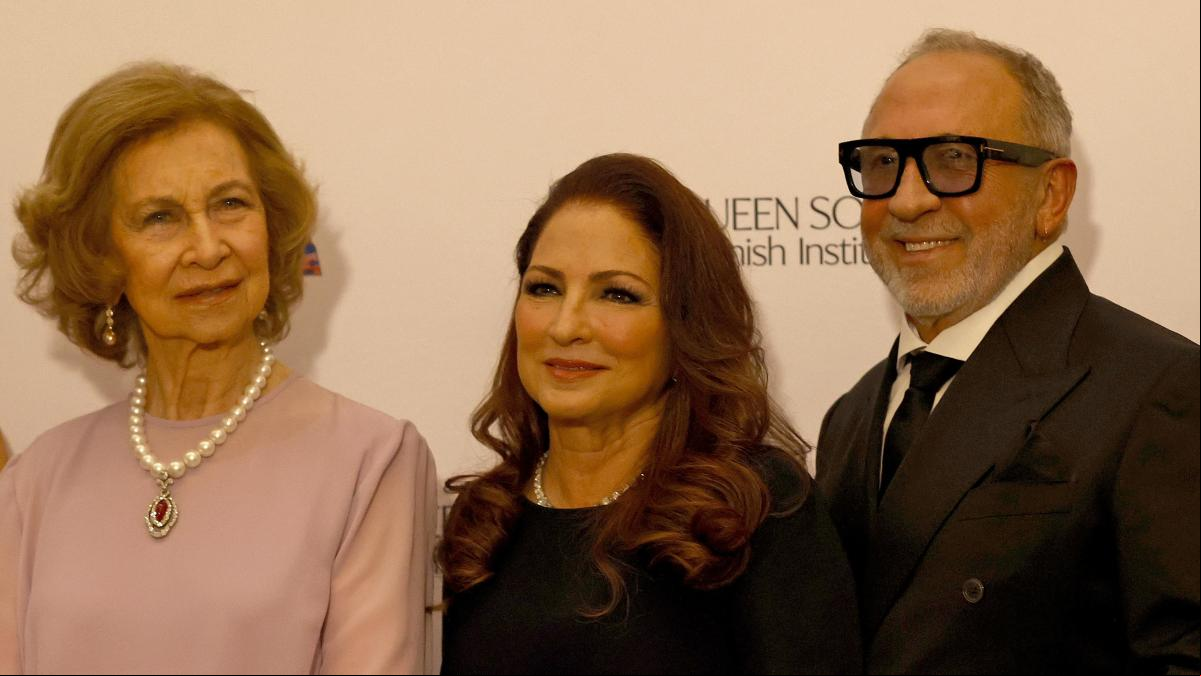 La reina Sofía se contagia del ritmo de Gloria Estefan
