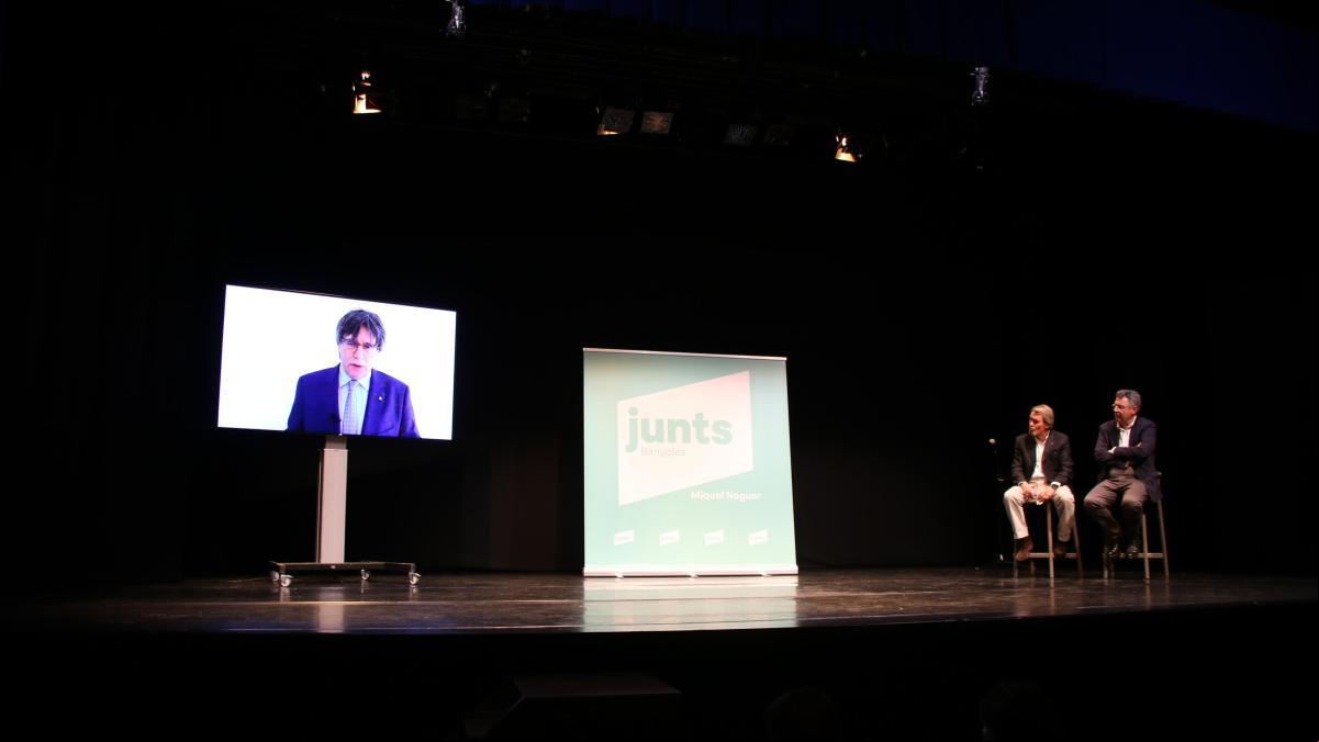 Mas hace campaña por Junts en Banyoles y coincide en el acto con Puigdemont