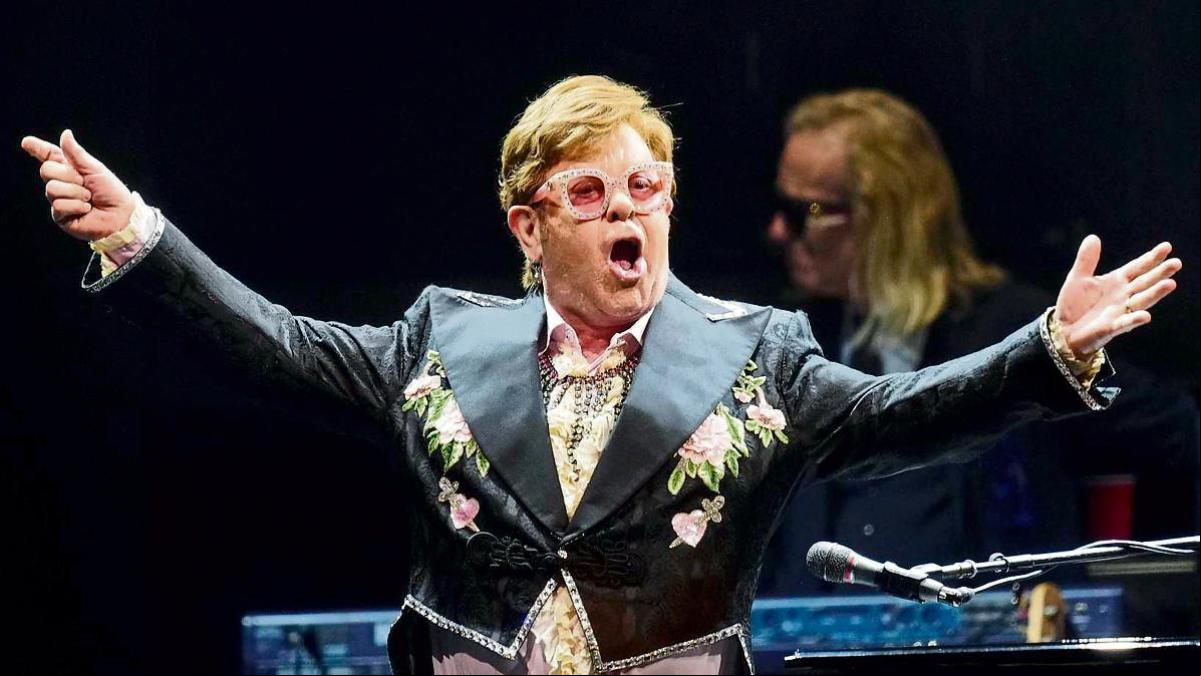 Elton John, hospitalizado tras caerse en su villa de Francia a los 76 años