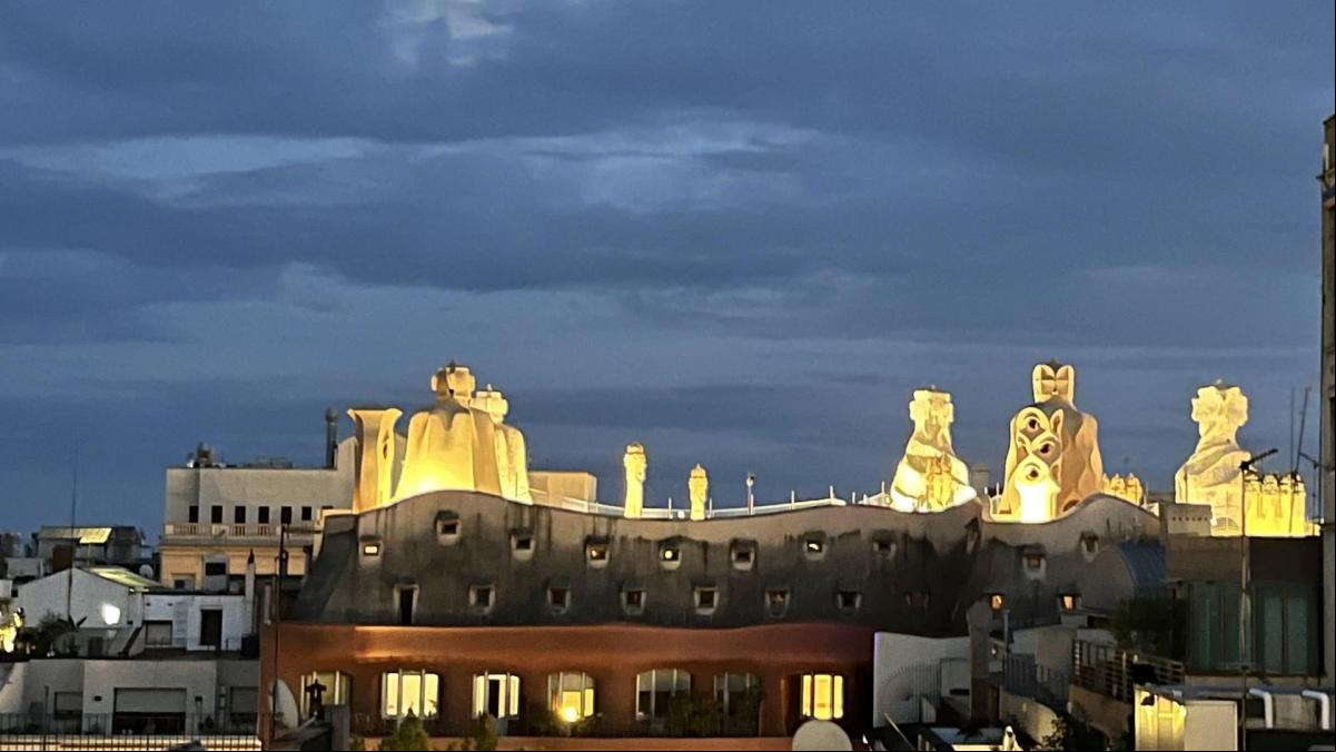 El crepúsculo de la azotea de la Pedrera