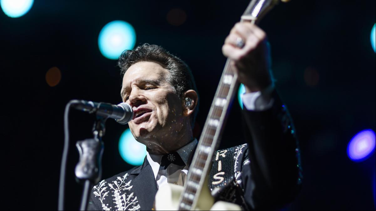 Chris Isaak: “No tengo estudio, cojo mi guitarra y me siento en las escaleras, allí suena mejor”