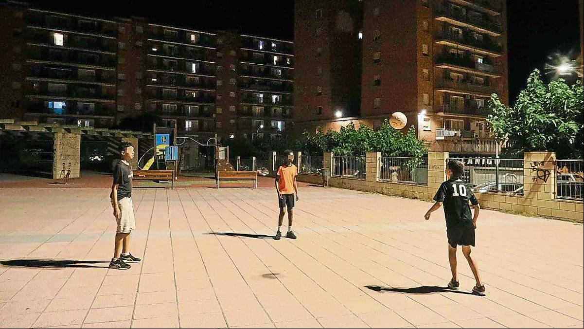 Cierre nocturno de una plaza de Figueres para que los vecinos puedan dormir