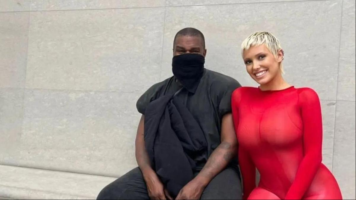 Bianca Censori, nueva mujer de Kanye West, sale a la calle con un traje transparente y los italianos piden a la policía que la castiguen