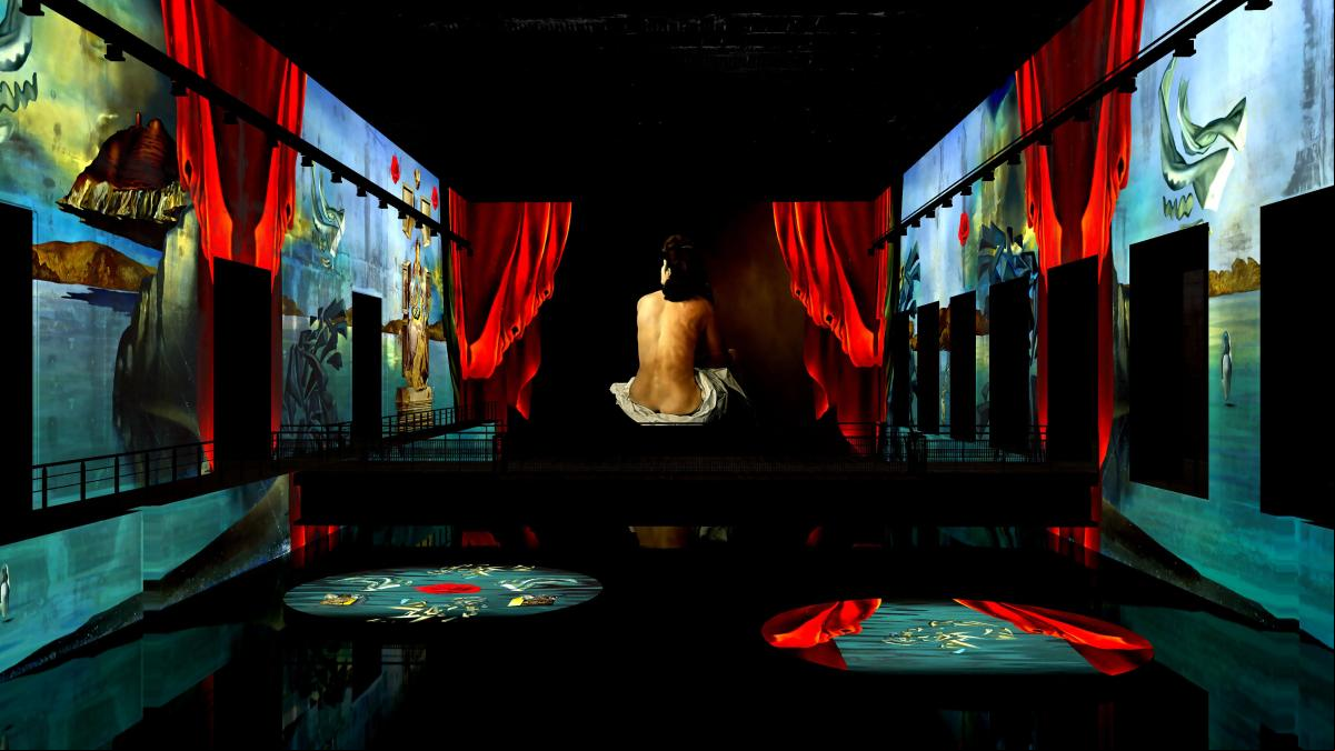 Dalí ilumina el viejo búnker de submarinos de Burdeos