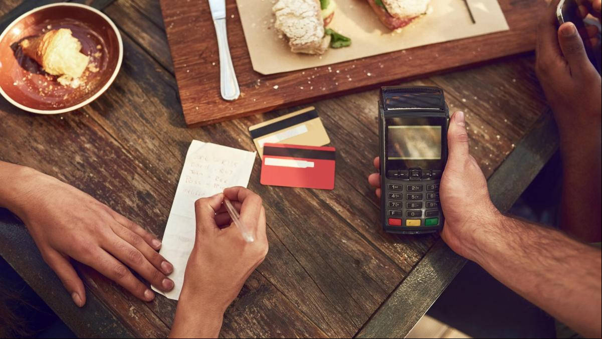 Estrategias que usan los restaurantes para que pagues más sin enterarte