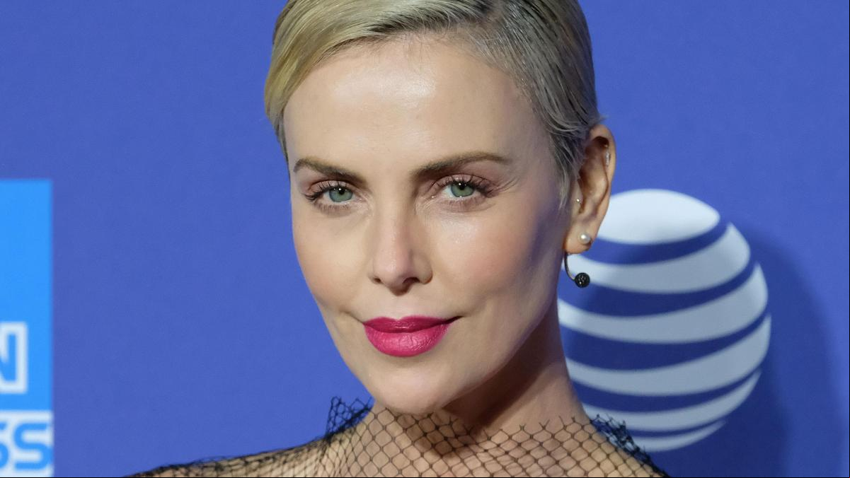 Aún me estoy recuperando: La tendencia noventera que odiaba Charlize Theron y que amenaza con volver