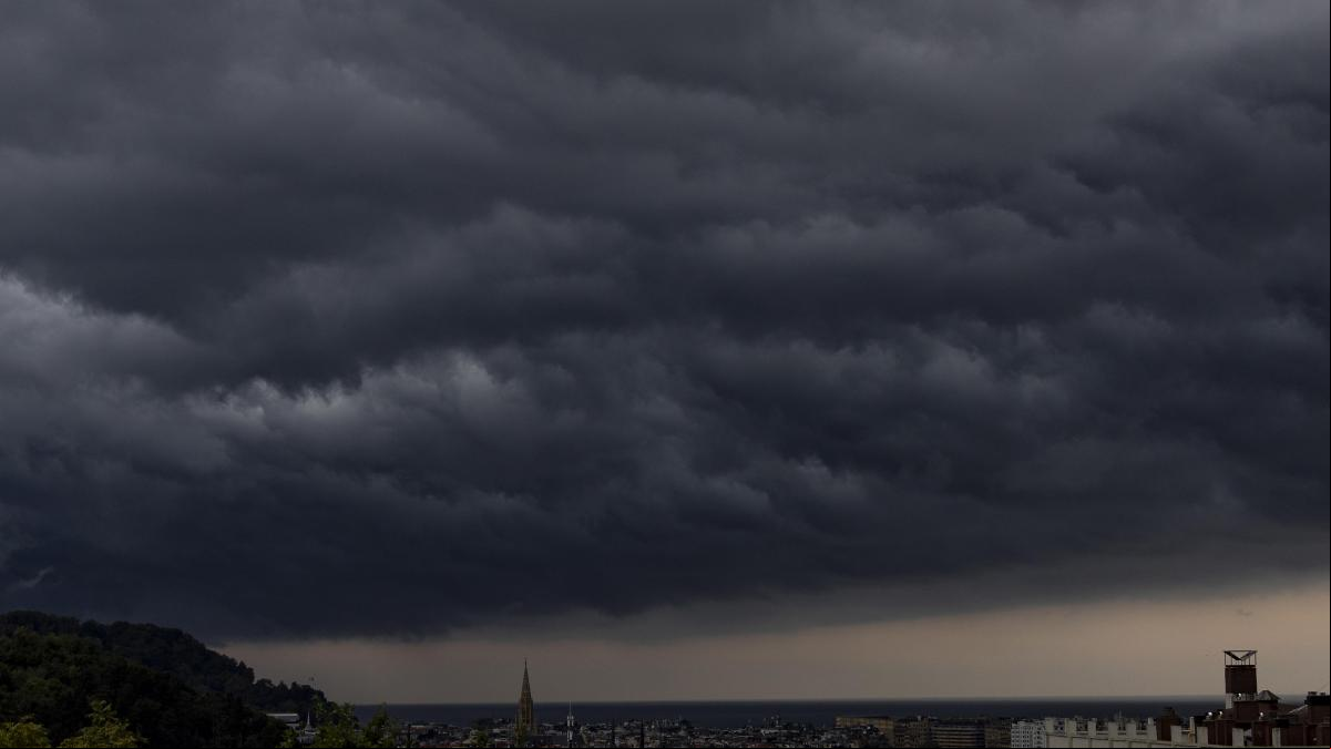 La alerta naranja por precipitaciones deja hasta 60 litros por metro en una hora en el País Vasco y daños materiales