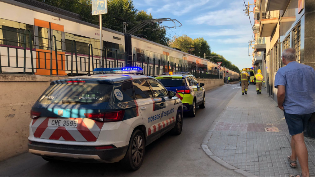 Muere un hombre en Calella atropellado por un tren al cruzar las vías en patinete y hablando por el móvil