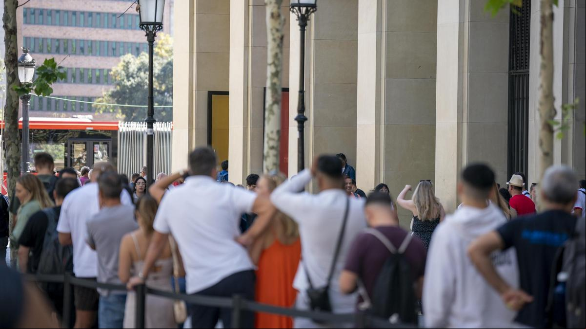 Colas en Barcelona y Madrid para comprar los nuevos iPhone 15