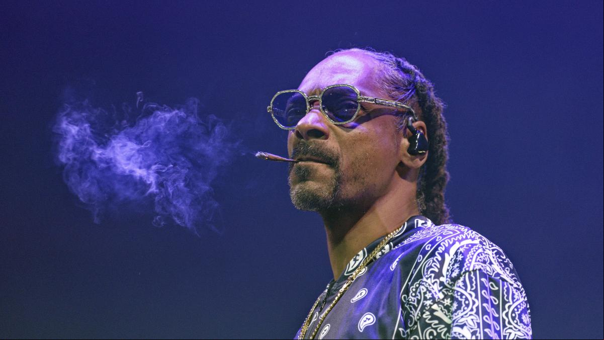 Snoop Dogg le toma el pelo a todo el mundo: no hay humo pero sí porros