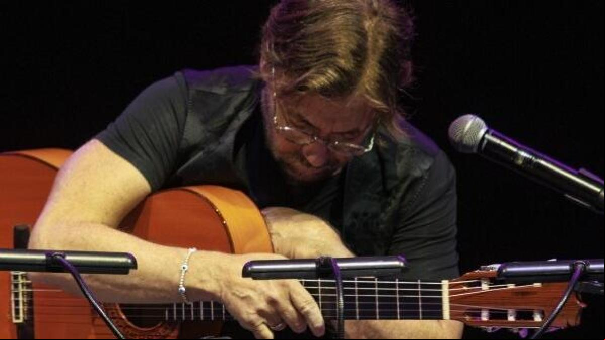Uno de los mejores guitarristas del mundo sufre un infarto mientras actúa en directo y fotografían su dolor