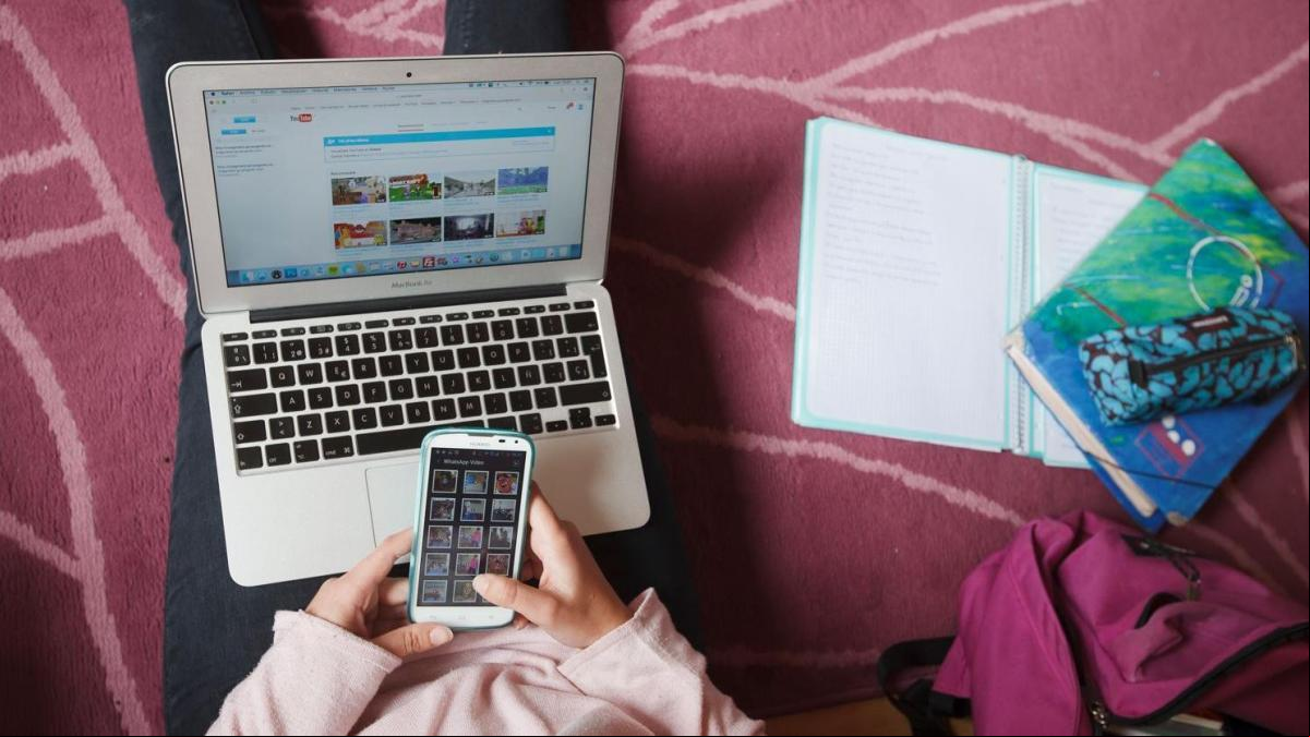 El sexo violento gana espacio en los chats escolares: ¿quién controla los teléfonos?