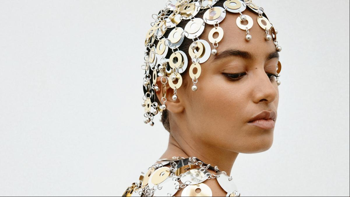 Todos los detalles sobre la brillante colección de Paco Rabanne para H&M