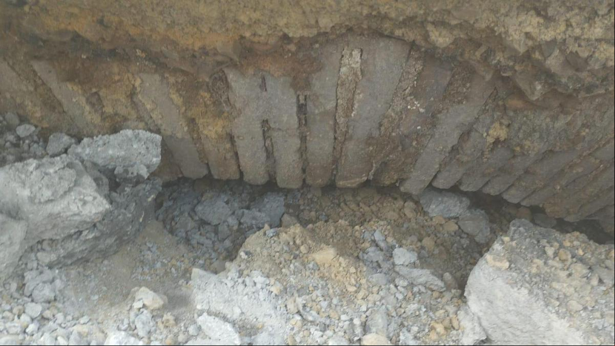 Una obras de asfaltado en el barrio del Carme descubren un arco de una acequia del siglo XVI