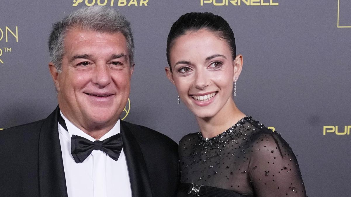 De Versace y con transparencias: el vestido de Aitana Bonmatí para recibir el Balón de Oro