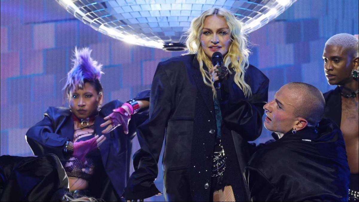 Una Madonna desorientada saluda al grito de hola, Boston en Toronto