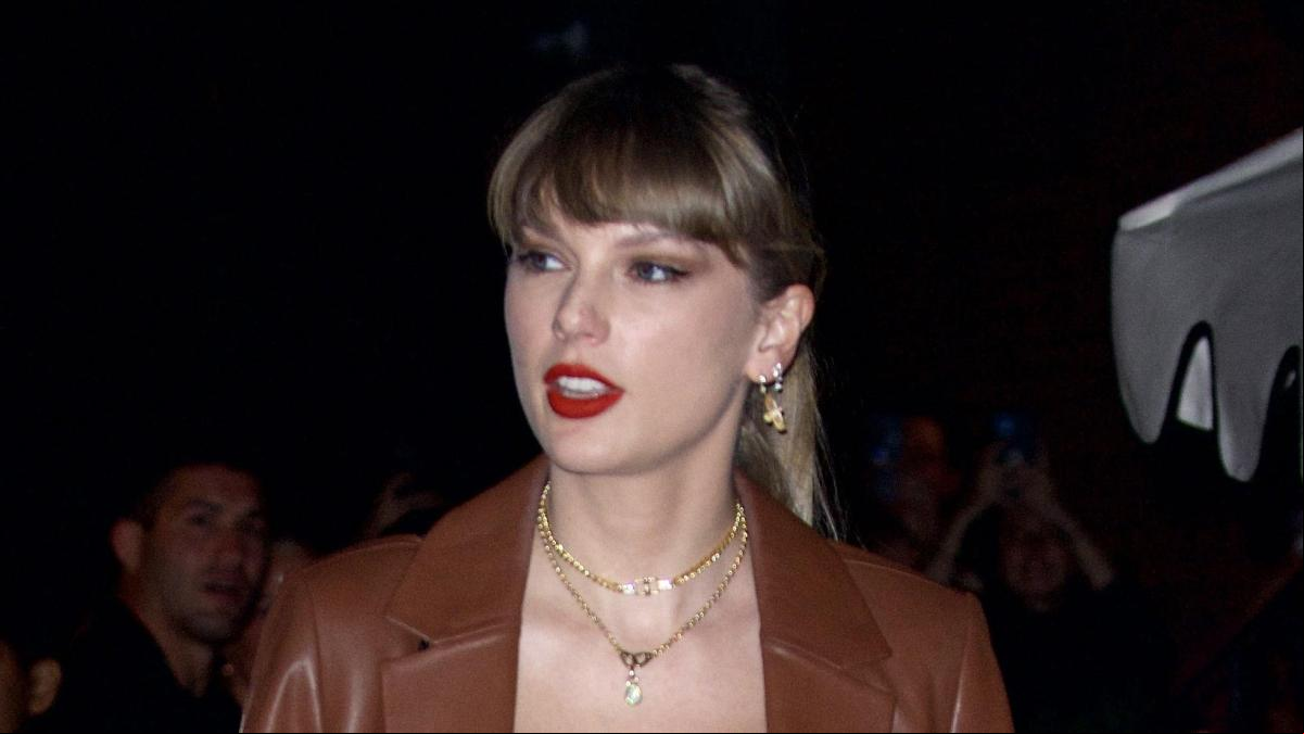 20 años después: Taylor Swift versiona uno de los looks más icónicos de Rachel en Friends
