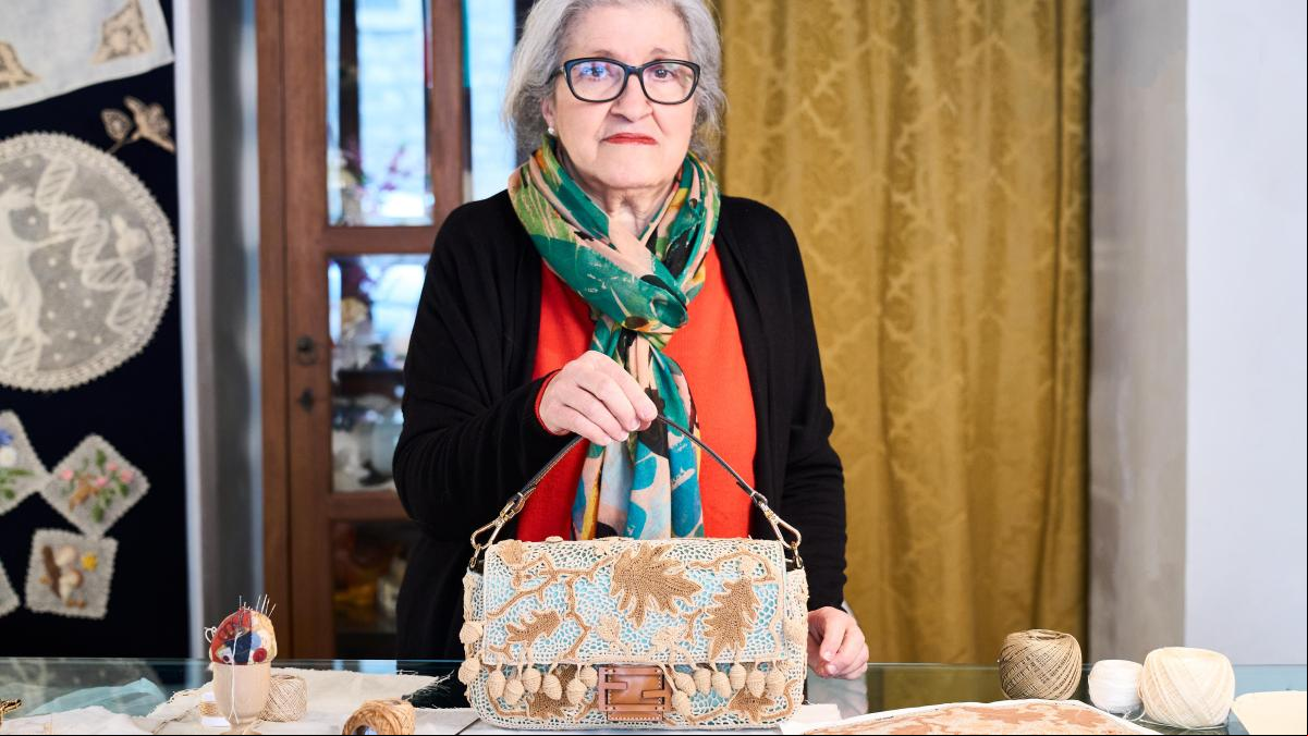 Guardianes de los oficios italianos interpretan sus creaciones para Fendi
