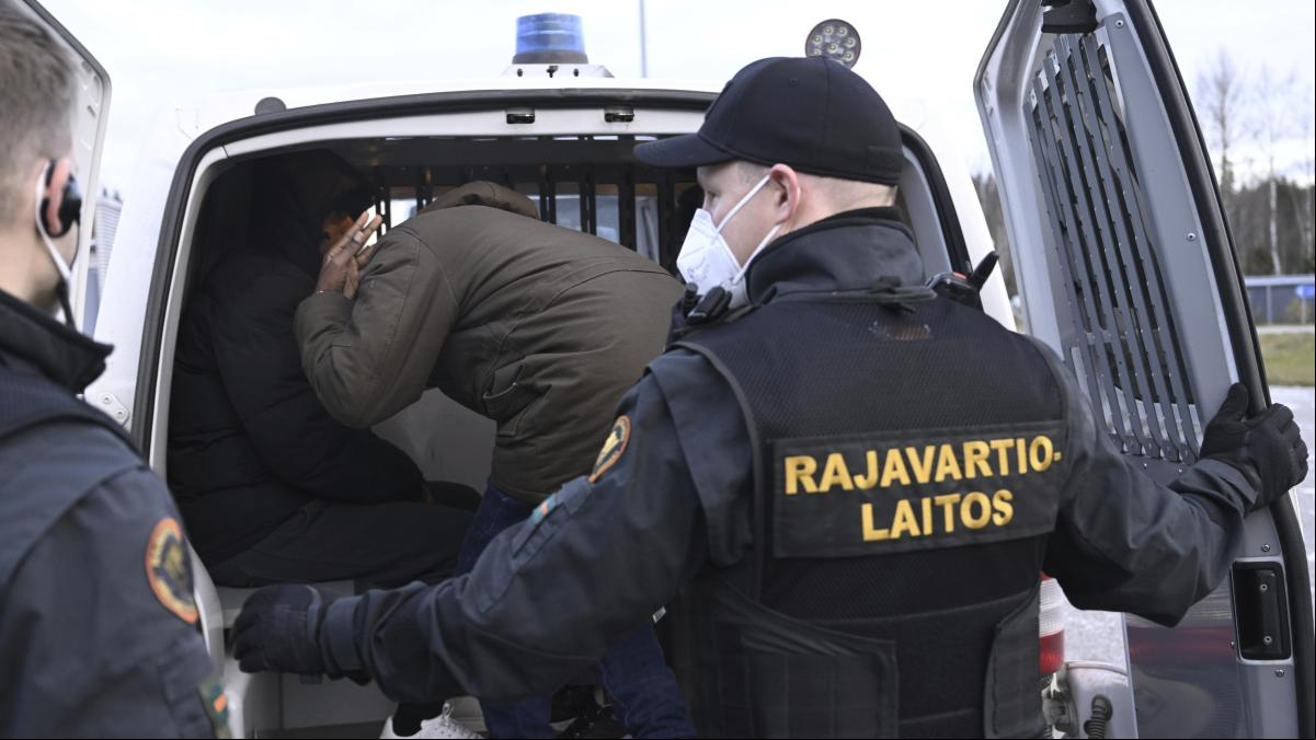 Finlandia cierra cuatro pasos fronterizos con Rusia para frenar la llegada de refugiados