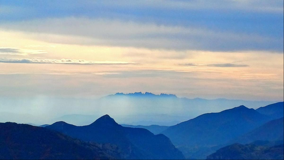 Mira cómo Montserrat surge de la niebla