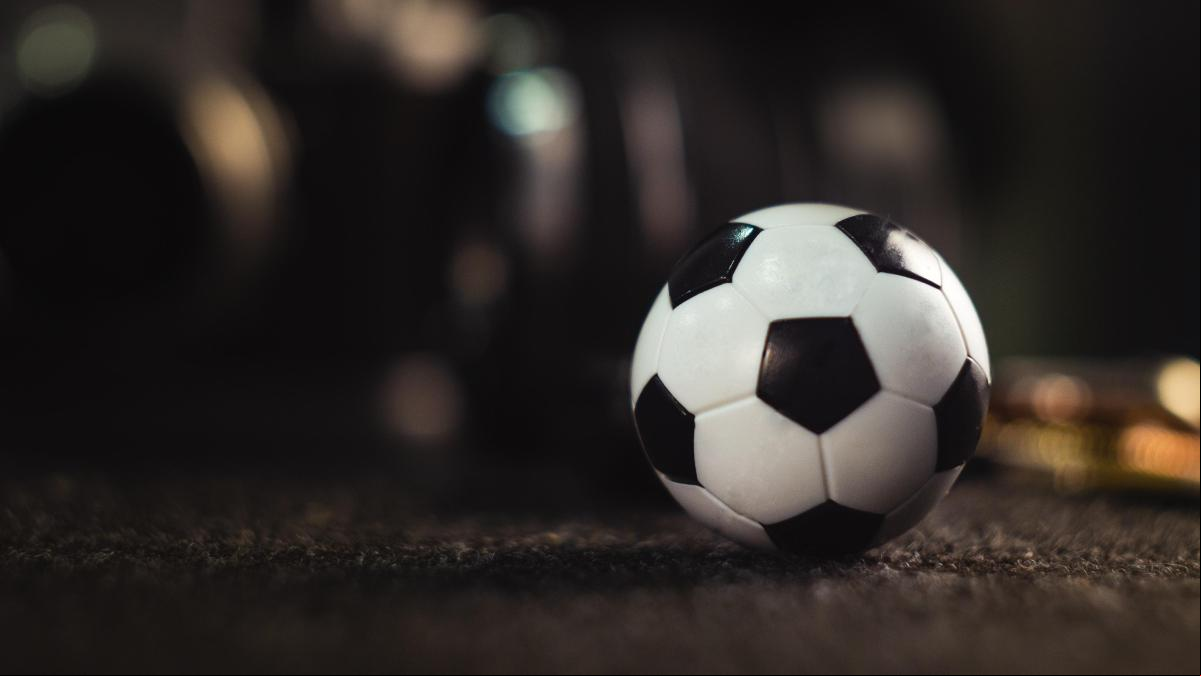Una mesa de futboleros