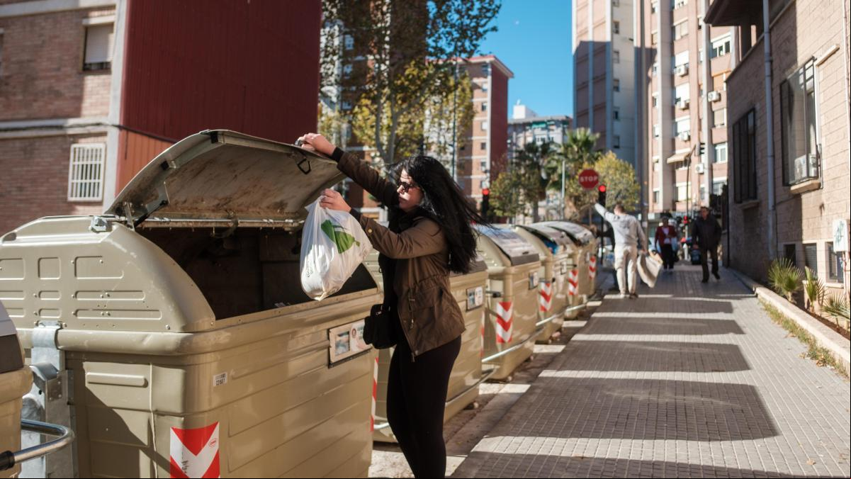 Los municipios del área metropolitana de Barcelona sin tasa de basuras dudan cómo crearla