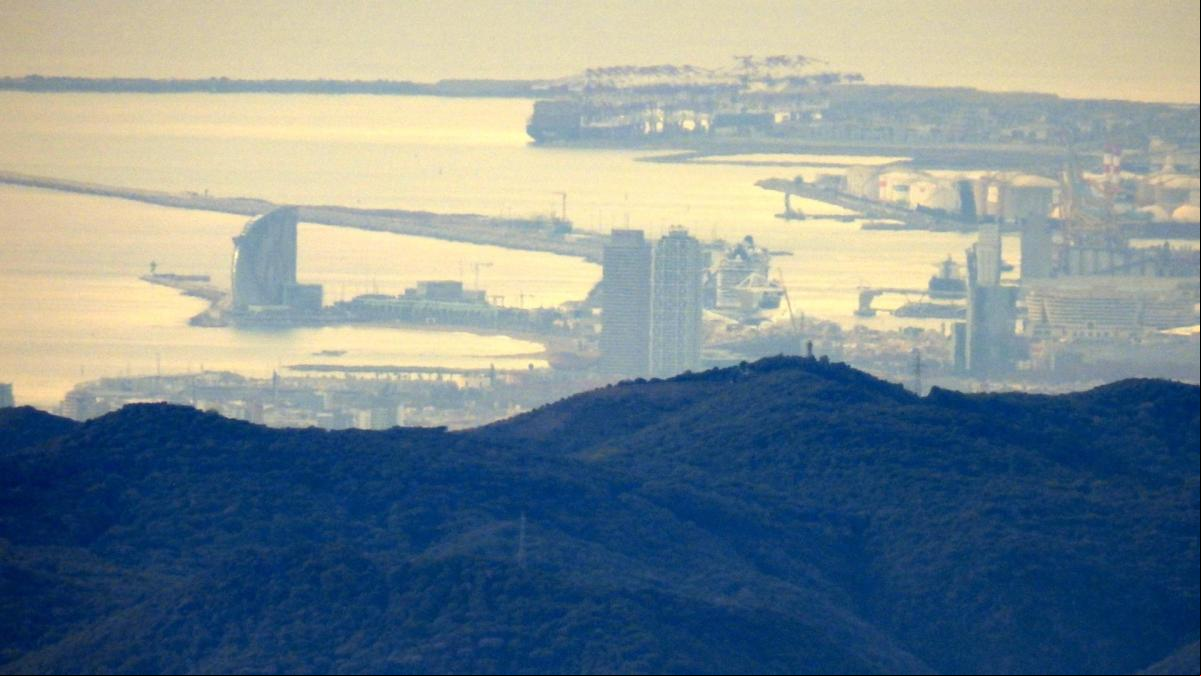 ¿A cuántos kilómetros de distancia está hecha esta fotografía del Hotel Vela de Barcelona?