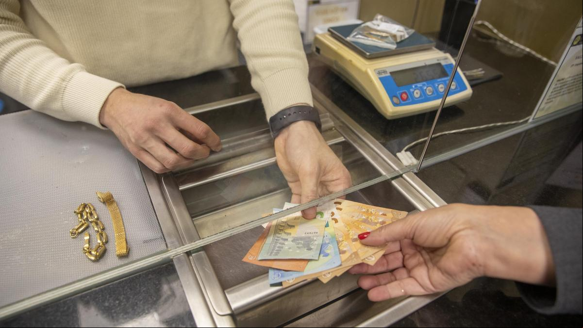 Un hombre rehabilita un piso en Martorell y aprovecha para robar las joyas de la casa: acaba detenido al ir a revenderalas en un compro oro