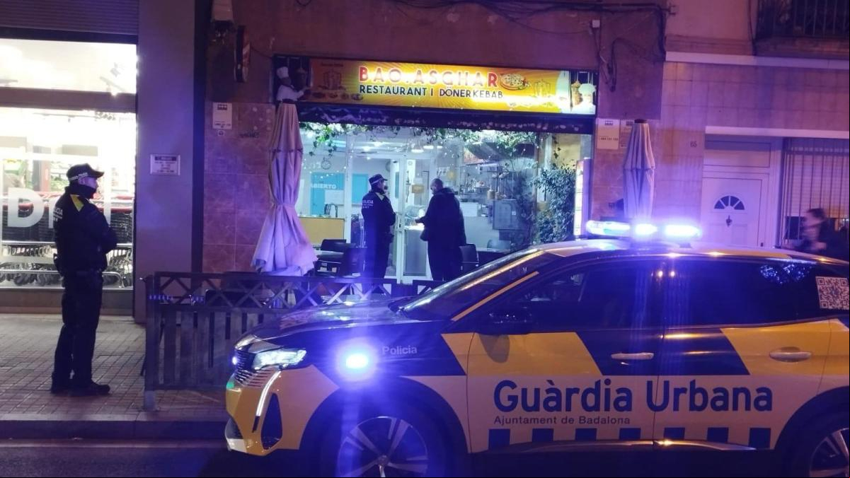 La Guardia Urbana de Badalona interviene en un restaurante que actuaba como taller mecánico