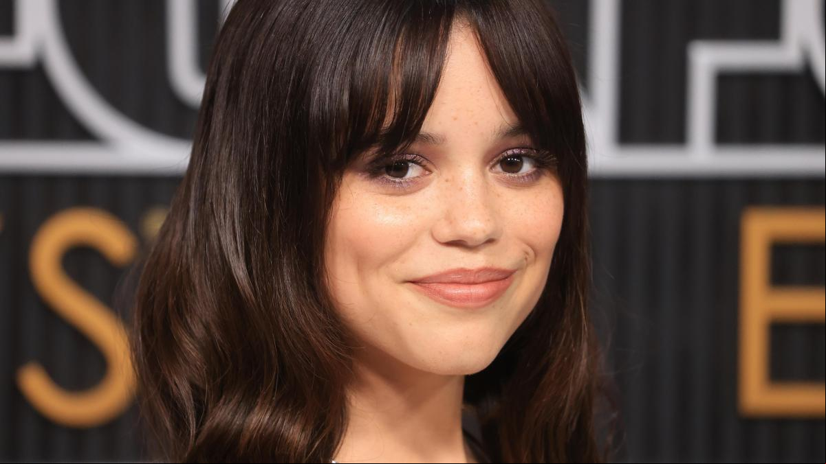 Jenna Ortega bromea sobre su vestido en los Emmy: “mi plan es utilizarlo como mesa”