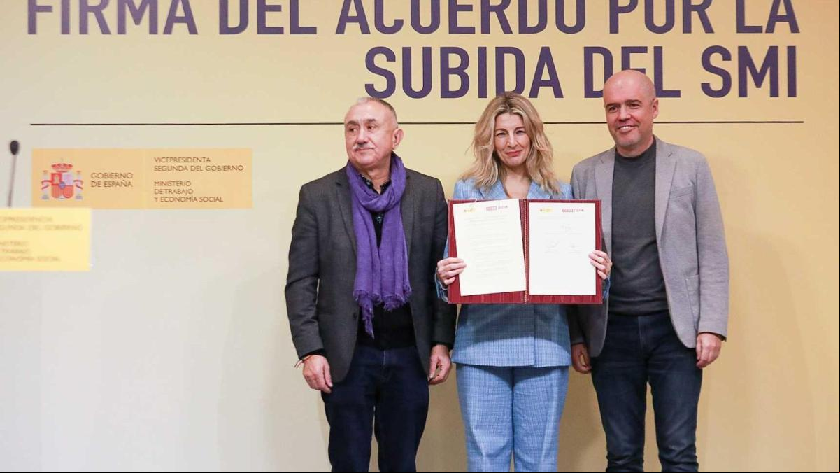 ¿Cuánto sube el salario mínimo cada mes, a quién le afecta y cuándo se empieza a cobrar?