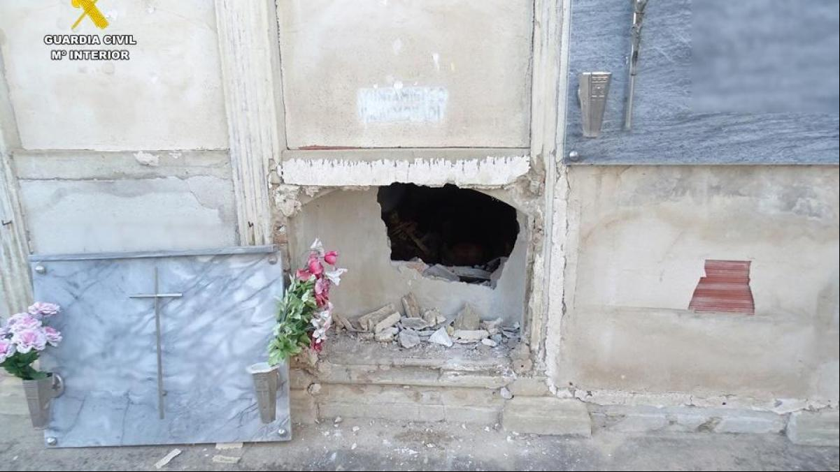 Un hombre profanaba tumbas en Alicante para robar objetos de los fallecidos