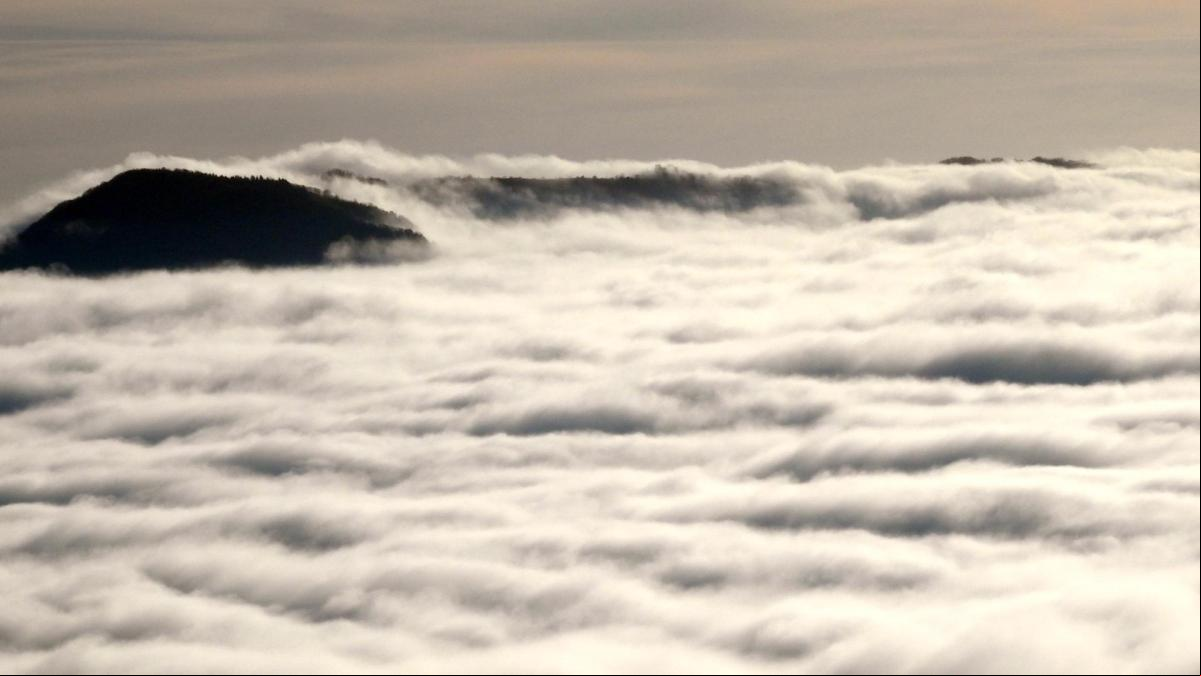 El oleaje de la niebla choca con las montañas